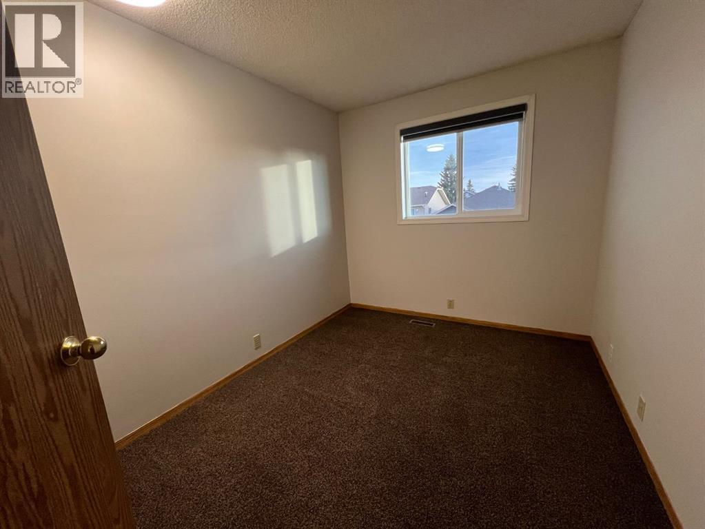 99 Martinwood Road Ne, Calgary, Alberta  T3J 3G7 - Photo 10 - A2267284