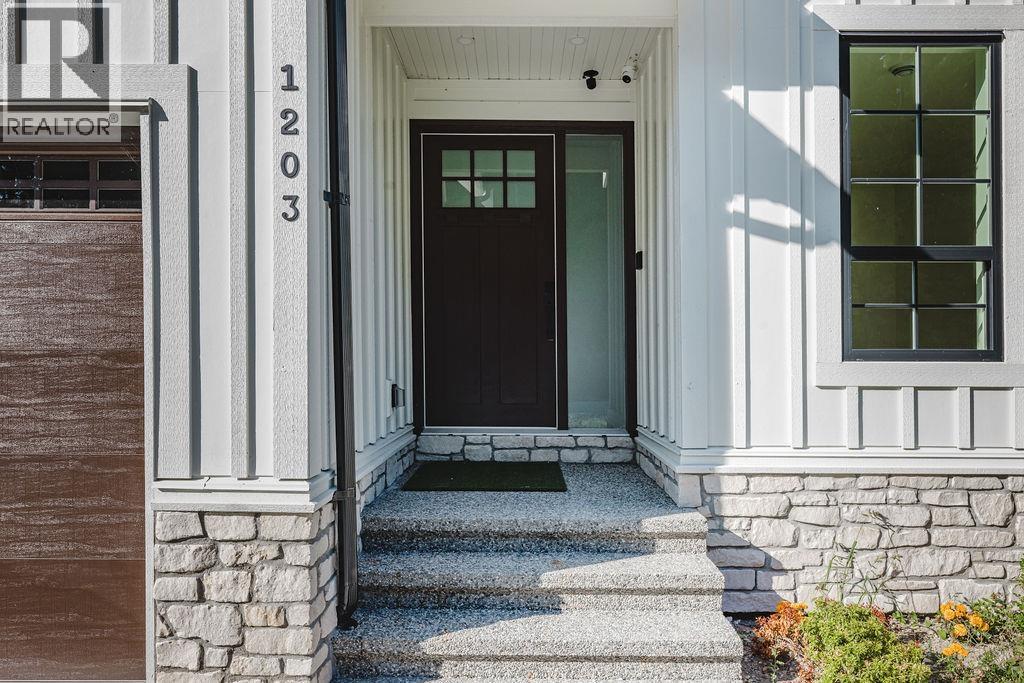 1203 Castle Road, Gibsons, British Columbia V0N 1V5 - Photo 4 - R3047101