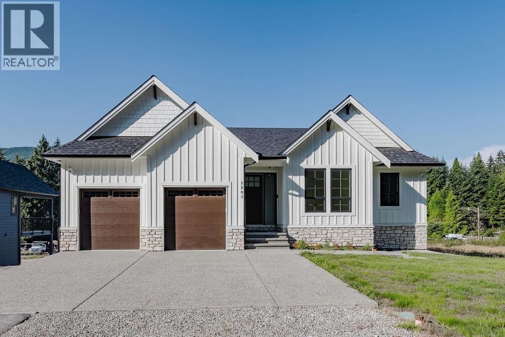 1203 Castle Road, Gibsons, British Columbia V0N 1V5 - Photo 2 - R3047101