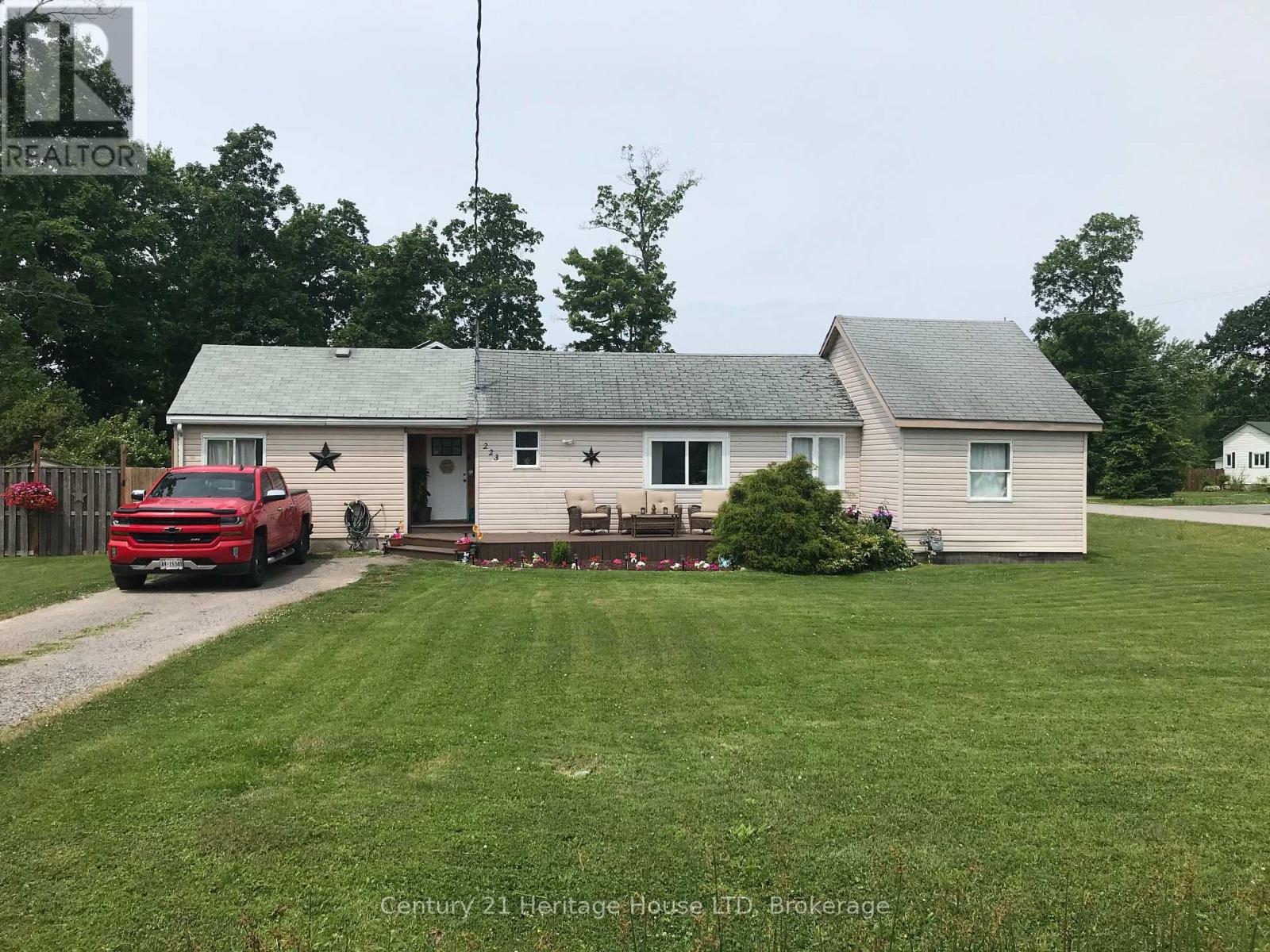 223 BERNARD AVENUE, Fort Erie (Ridgeway)
