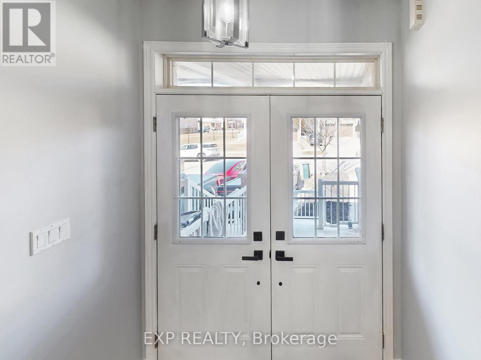 9 Matthewson Avenue, Bradford West Gwillimbury, Ontario  L3Z 3A7 - Photo 3 - N12932184