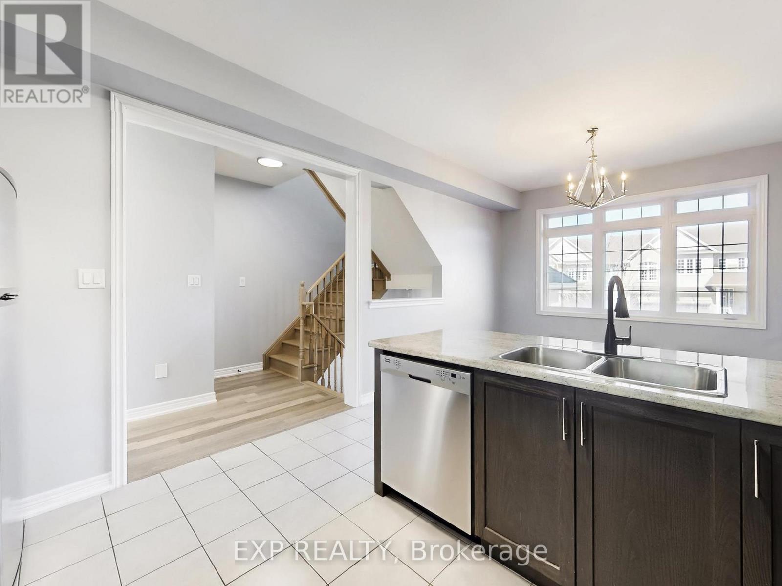 9 Matthewson Avenue, Bradford West Gwillimbury, Ontario  L3Z 3A7 - Photo 5 - N12932184