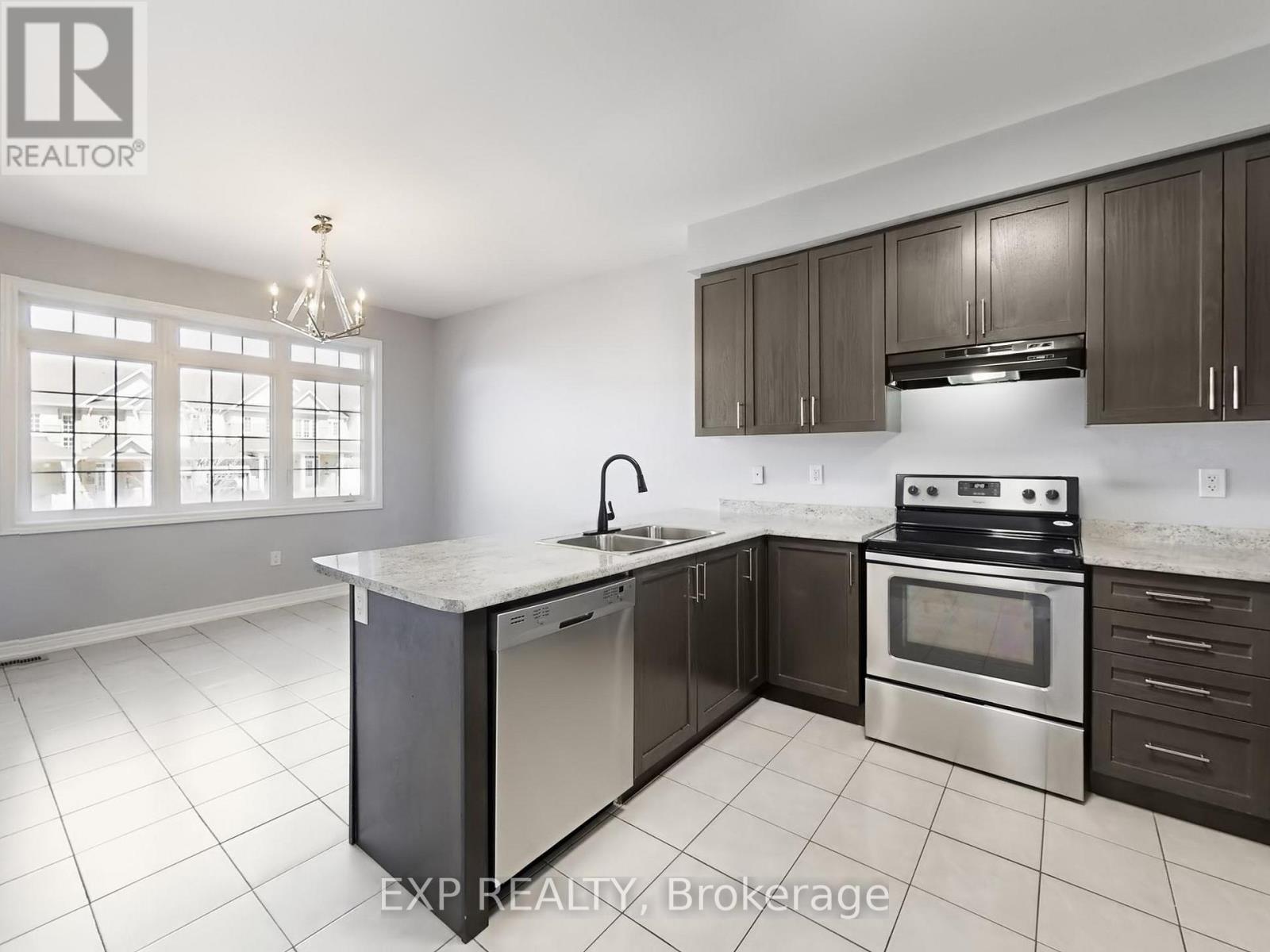 9 Matthewson Avenue, Bradford West Gwillimbury, Ontario  L3Z 3A7 - Photo 7 - N12932184