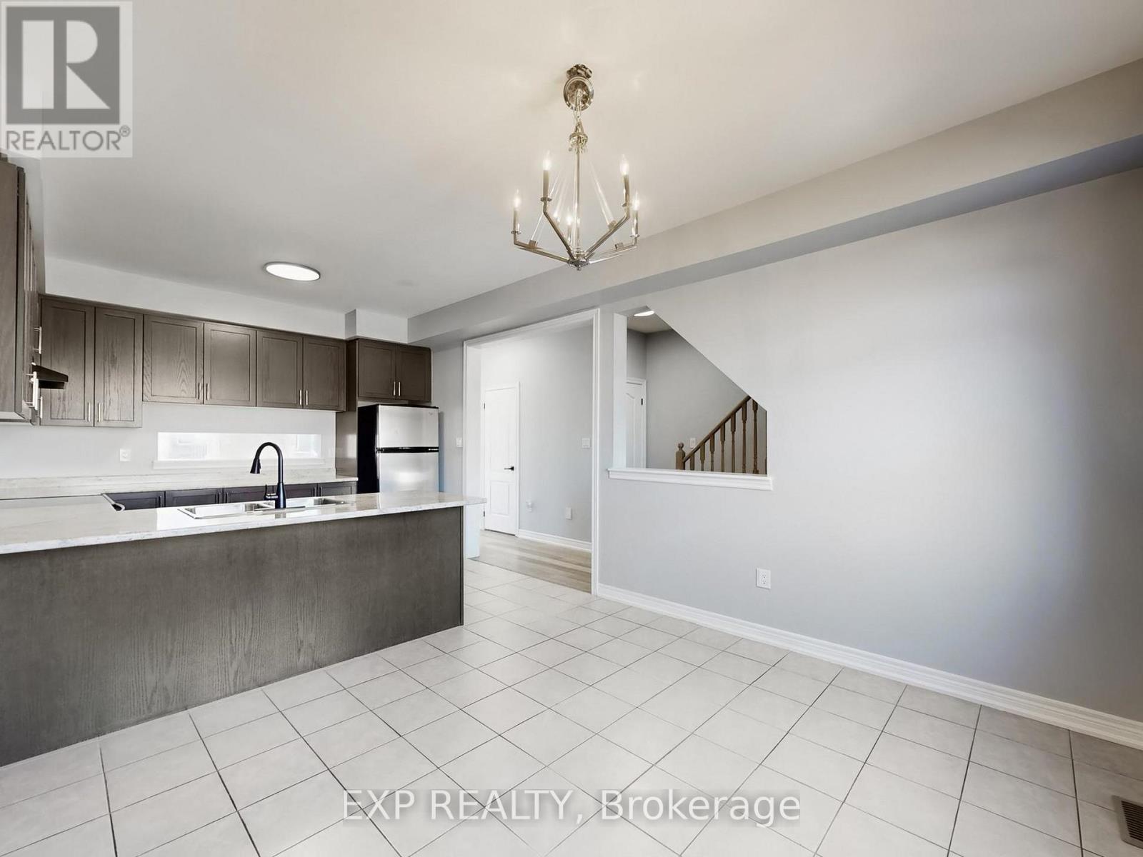 9 Matthewson Avenue, Bradford West Gwillimbury, Ontario  L3Z 3A7 - Photo 8 - N12932184