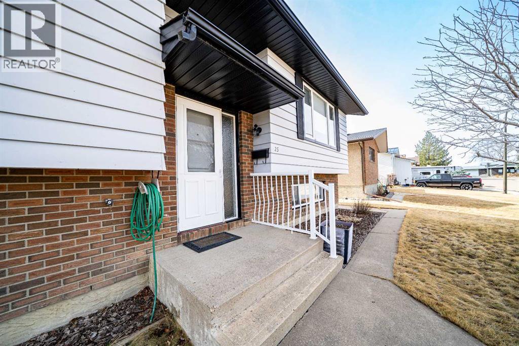 25 Seven Persons Crescent Sw, Medicine Hat, Alberta  T1B 2A6 - Photo 4 - A2295812
