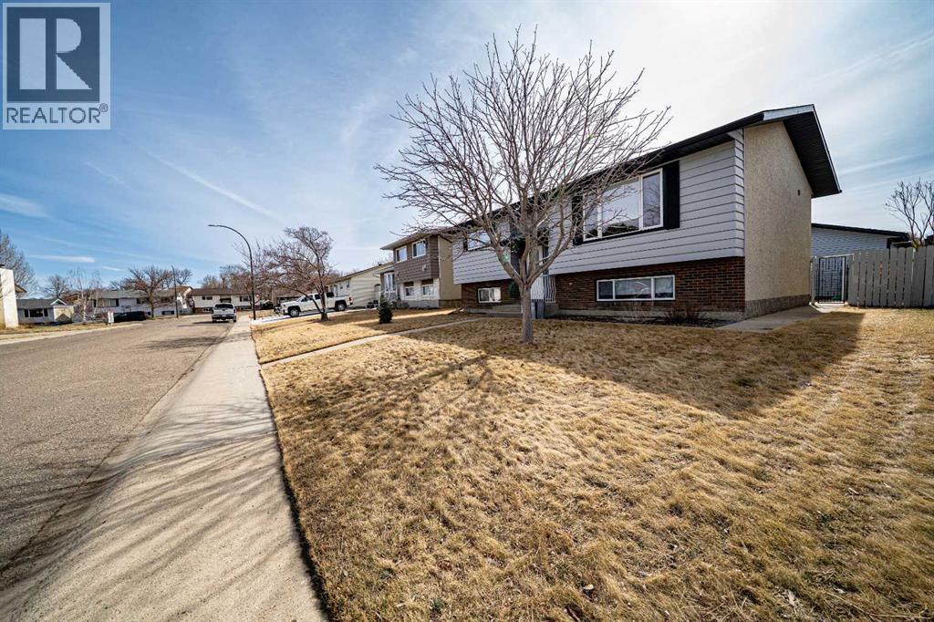 25 Seven Persons Crescent Sw, Medicine Hat, Alberta  T1B 2A6 - Photo 2 - A2295812