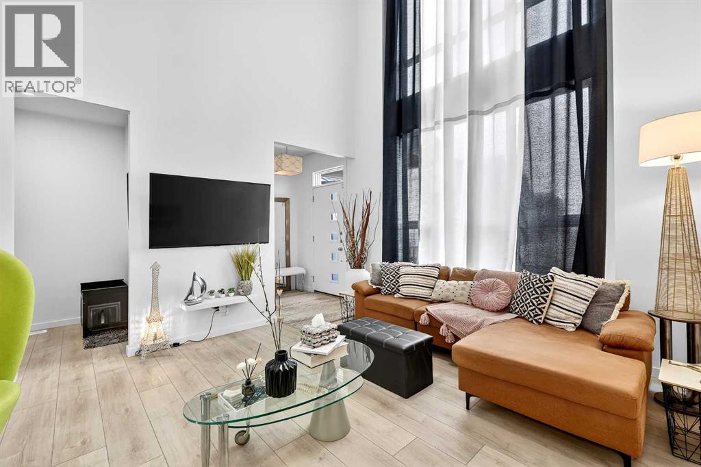 42 Heirloom Manor SE, Calgary, Alberta  T3S 0H2 - Photo 5 - A2297204