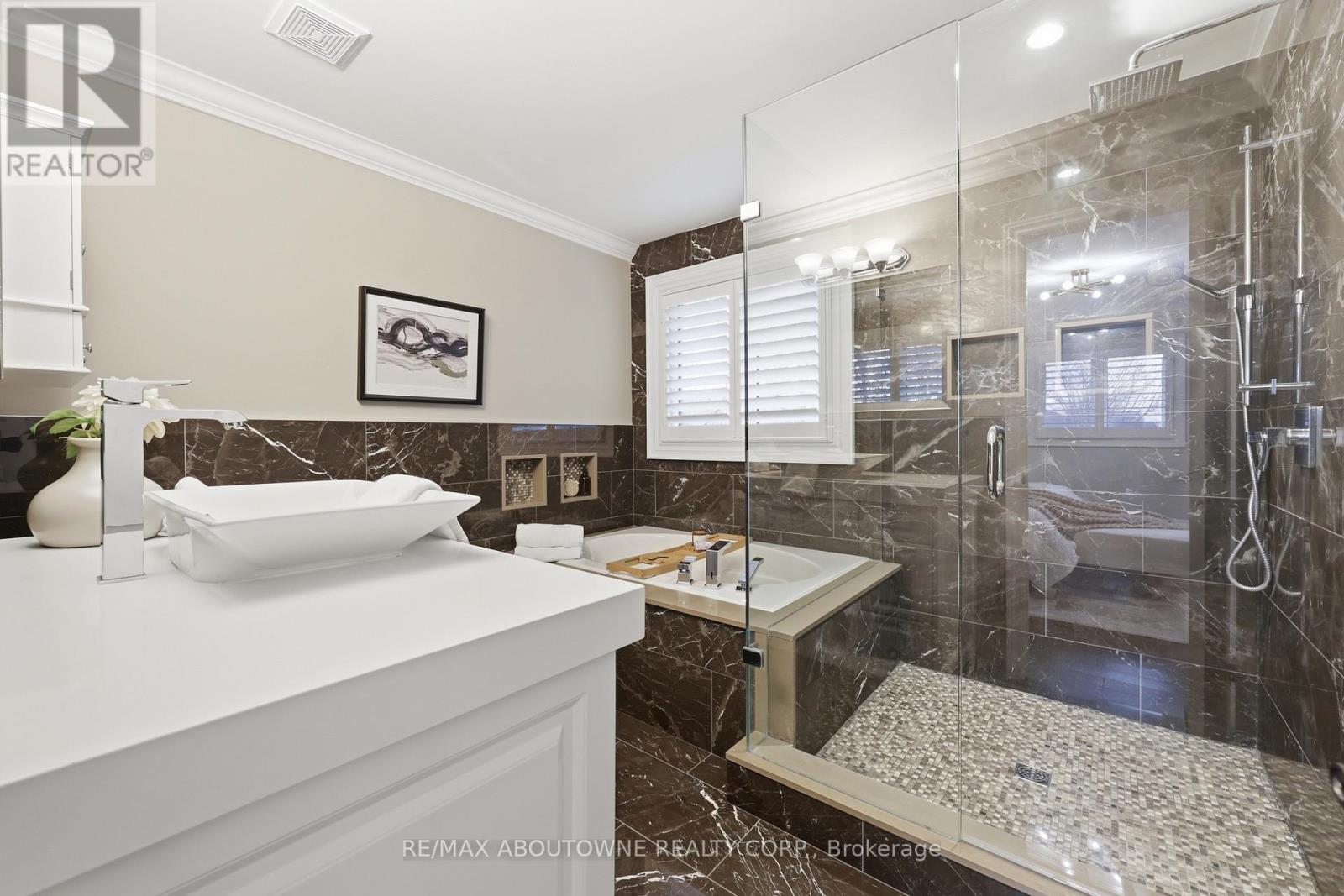 2225 Glazebrook Circle, Oakville, Ontario  L6M 5B5 - Photo 25 - W12929118