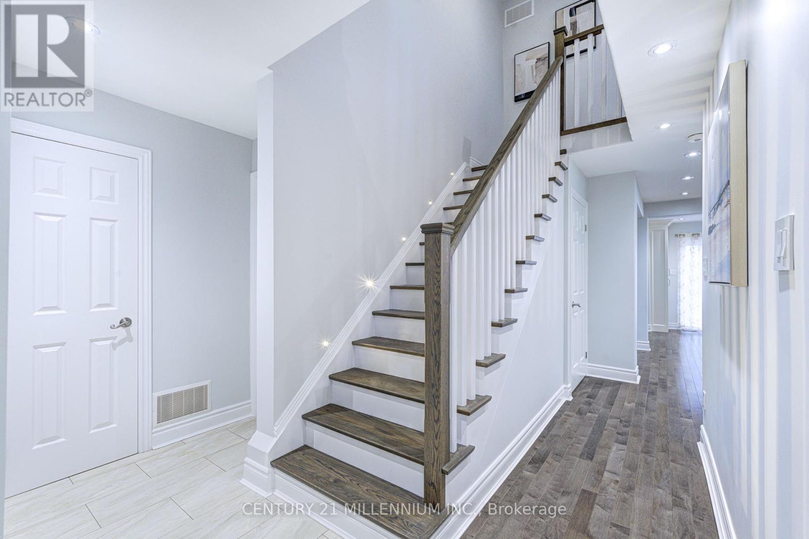 110 Jordan Drive, Orangeville, Ontario  L9W 4W7 - Photo 3 - W12932262