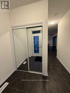 116 Velvet Way, Thorold, Ontario L2V 0P3 - Photo 2 - X12932268