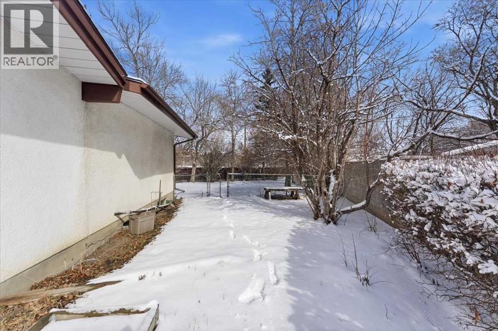 6004 Louise Road SW, Calgary, Alberta  T3E 5V2 - Photo 9 - A2292002