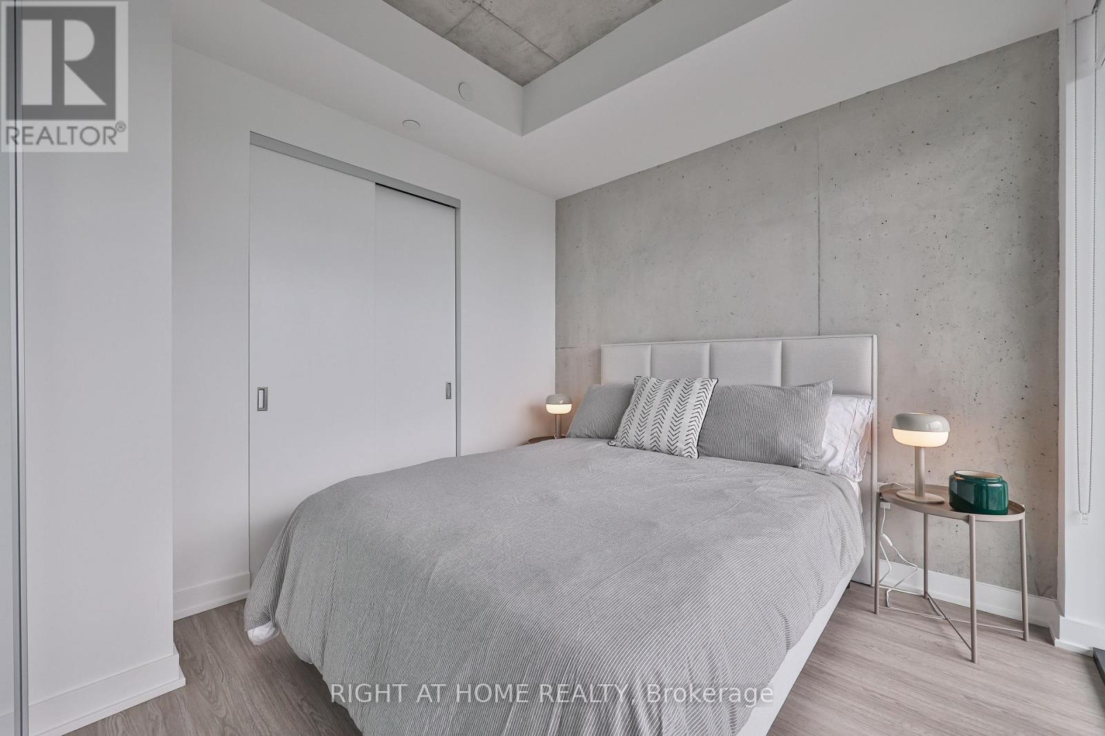 2404 - 284 King Street, Toronto (Moss Park), Ontario  M5A 1K4 - Photo 12 - C12932284