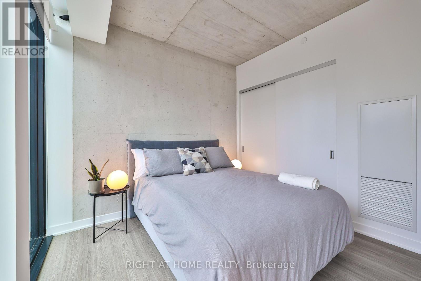 2404 - 284 King Street, Toronto (Moss Park), Ontario  M5A 1K4 - Photo 18 - C12932284