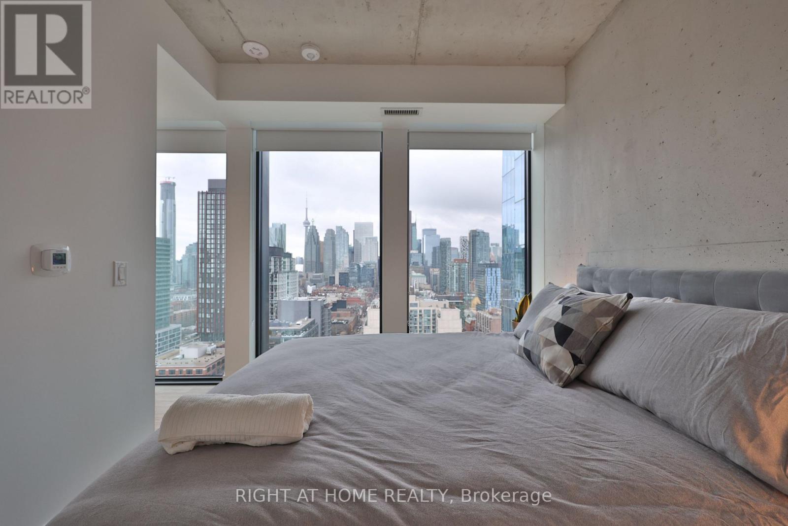 2404 - 284 King Street, Toronto (Moss Park), Ontario  M5A 1K4 - Photo 21 - C12932284