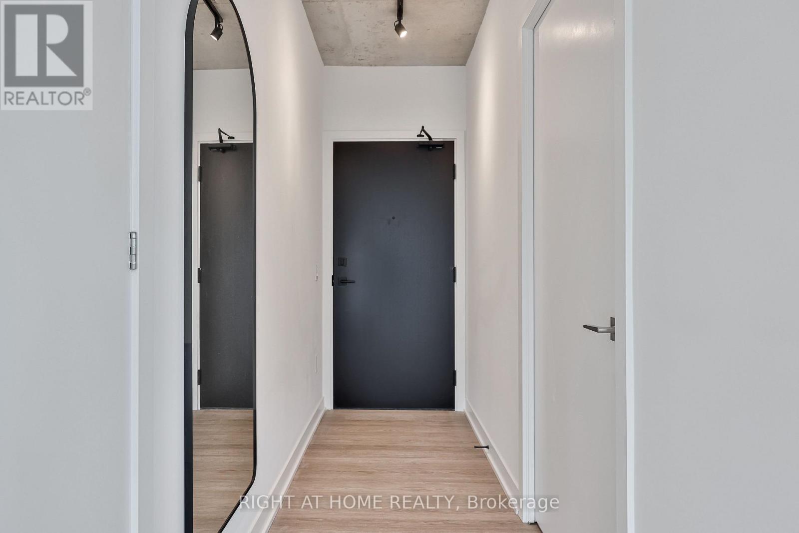 2404 - 284 King Street, Toronto (Moss Park), Ontario  M5A 1K4 - Photo 3 - C12932284