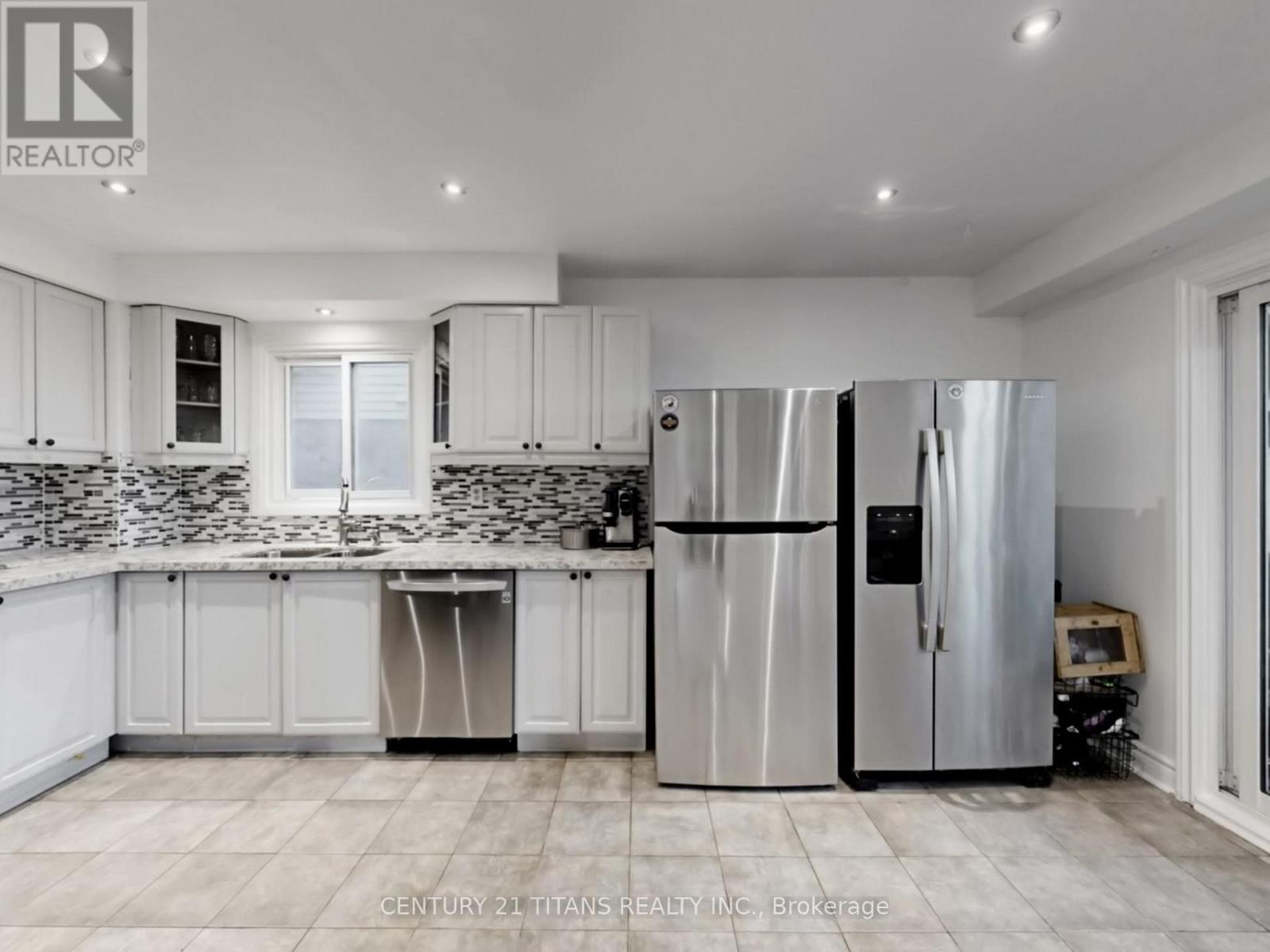 1640 Tawnberry Street, Pickering, Ontario  L1X 2C2 - Photo 9 - E12932310