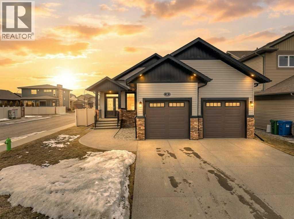 2 Vernon Close, Red Deer, Alberta  T4R 0N3 - Photo 1 - A2294024