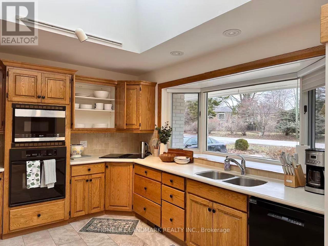 284 Woodland Drive, Oakville, Ontario  L6J 4W5 - Photo 13 - W12786588