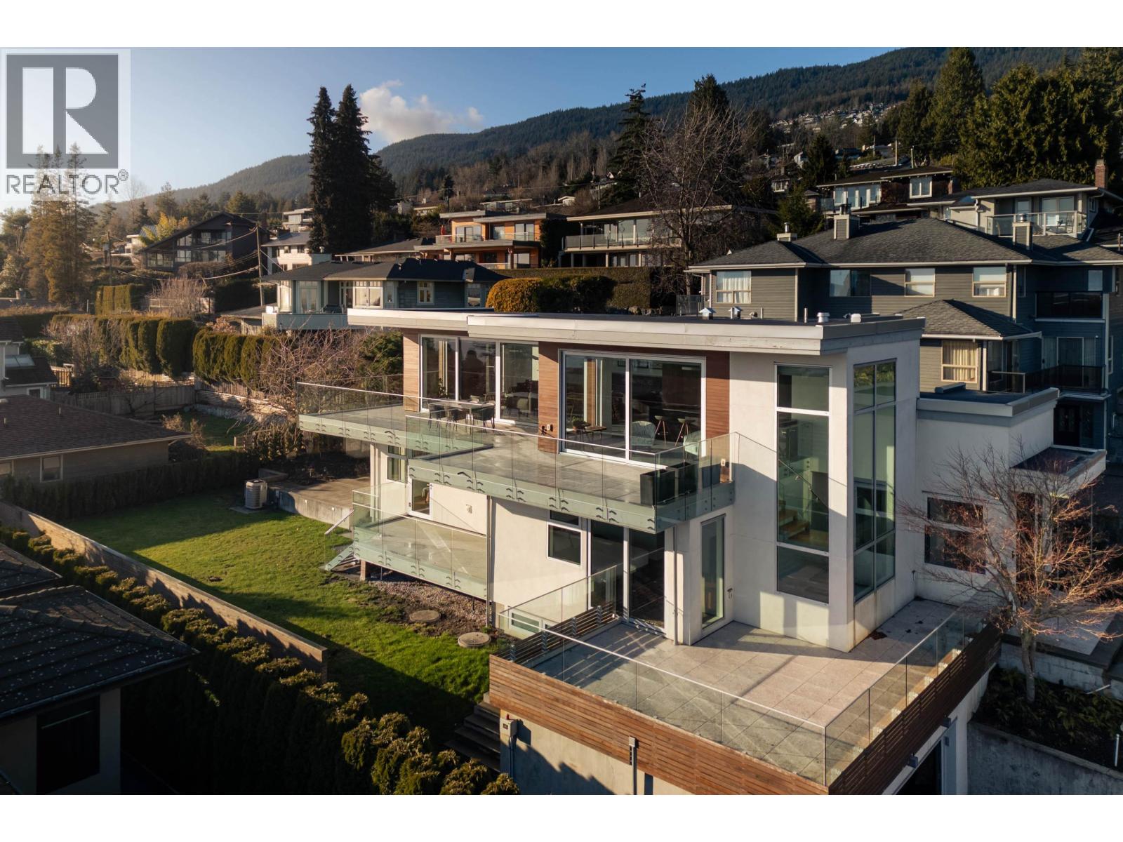 1715 22nd Street, West Vancouver, British Columbia  V7V 4E4 - Photo 2 - R3088686