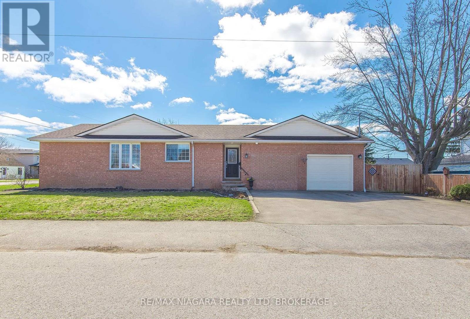 87 Knoll Street, Port Colborne, Ontario  L3K 5A7 - Photo 1 - X12932356