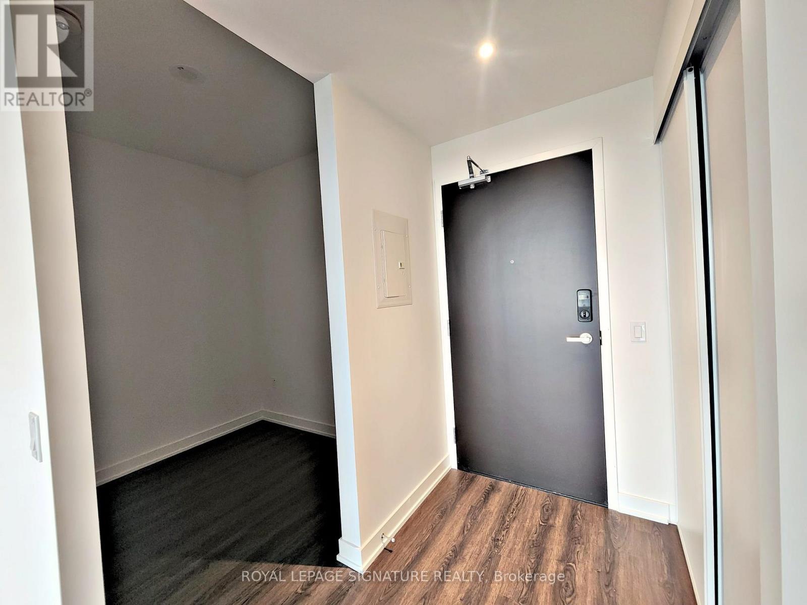 317 - 448 Burnhamthorpe Road, Mississauga (City Centre), Ontario  L5B 0R4 - Photo 3 - W12932336