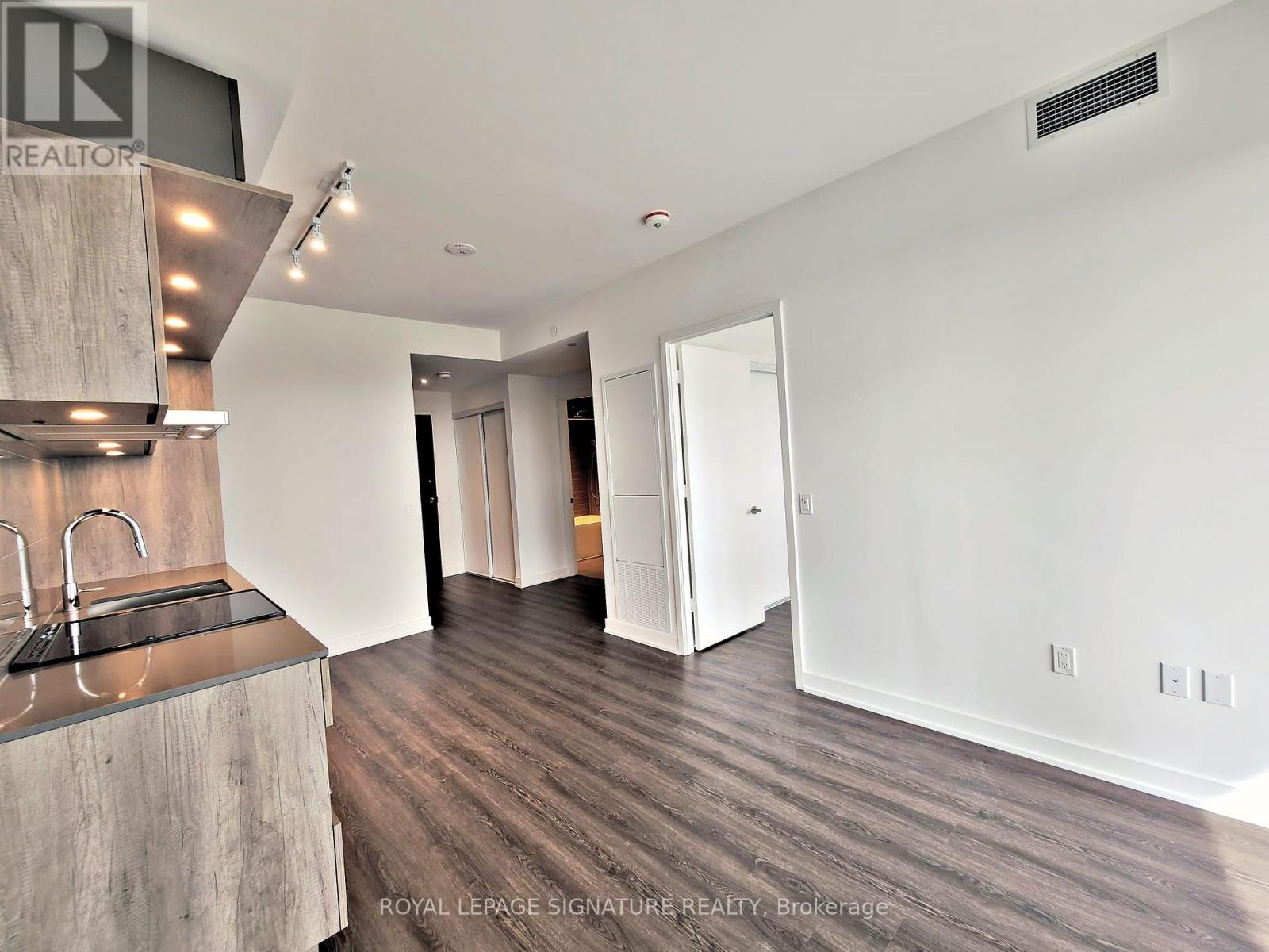 317 - 448 Burnhamthorpe Road, Mississauga (City Centre), Ontario  L5B 0R4 - Photo 6 - W12932336