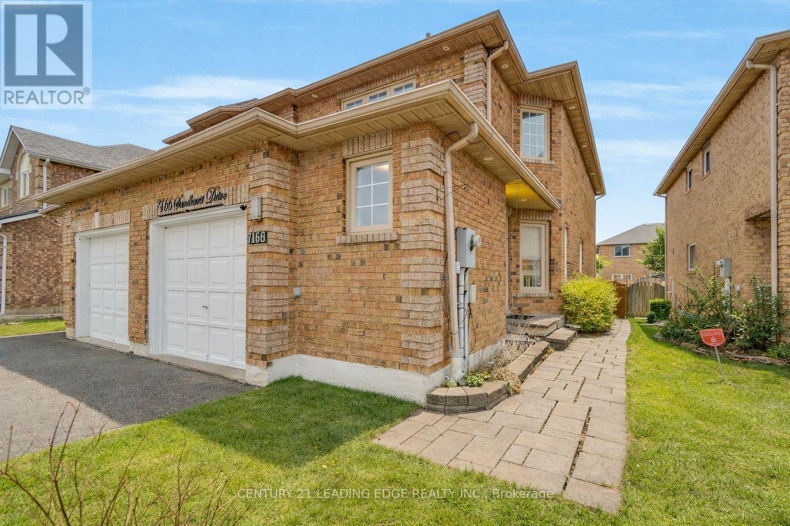 7166 Sandhurst Drive, Mississauga, Ontario  L5N 7H1 - Photo 5 - W12932354