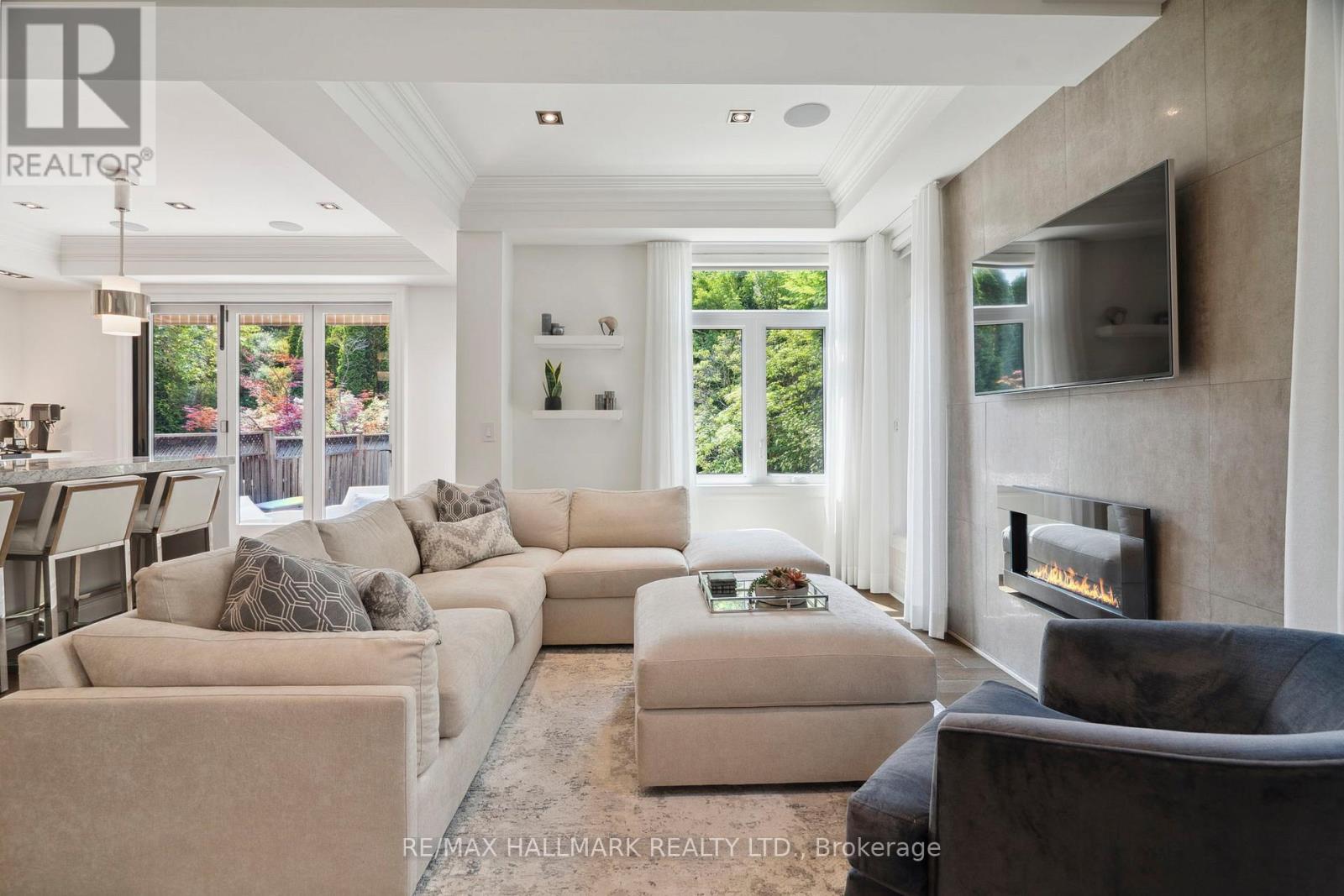 2092 Pinevalley Crescent, Oakville, Ontario  L6H 6L8 - Photo 4 - W12932380