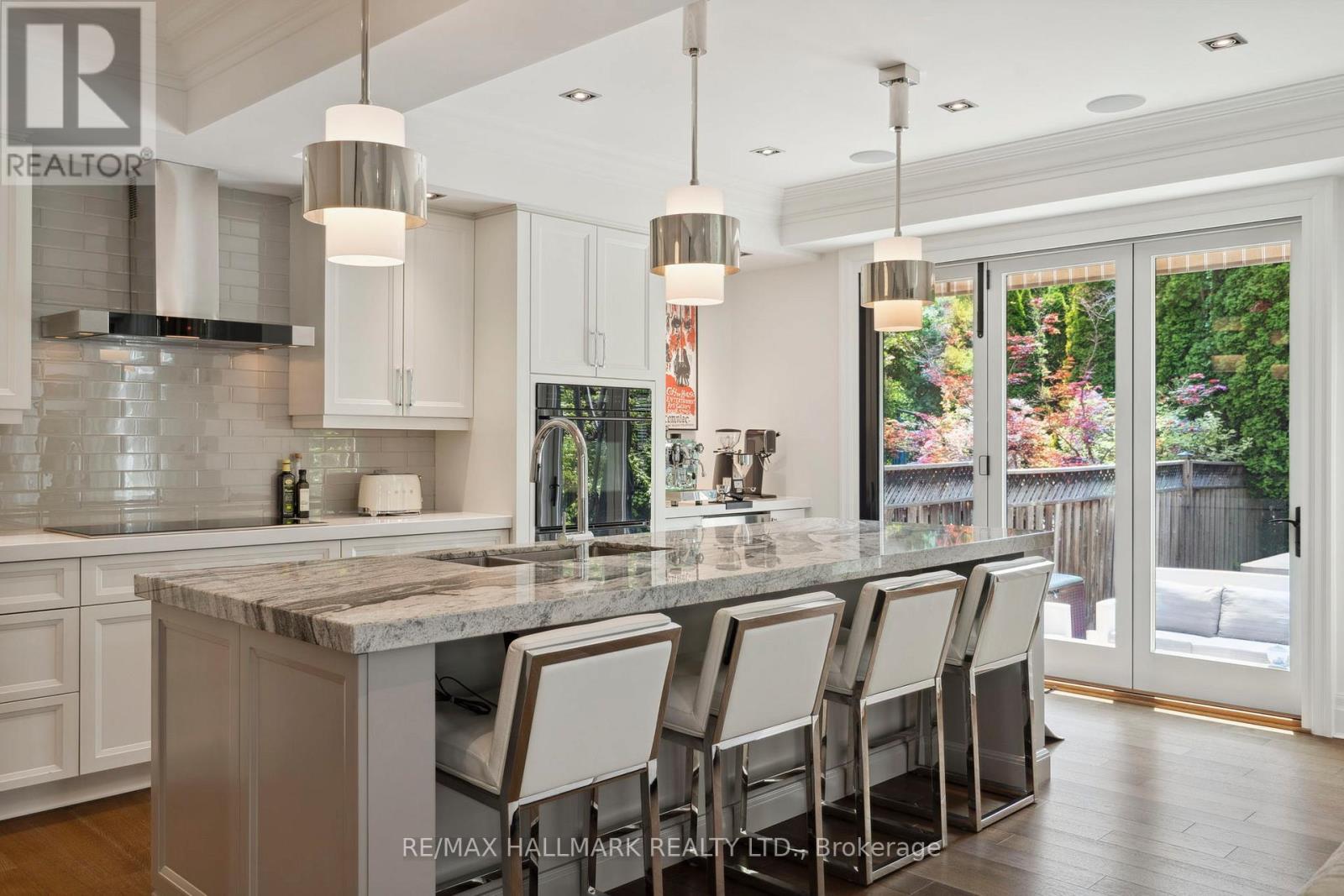 2092 Pinevalley Crescent, Oakville, Ontario  L6H 6L8 - Photo 5 - W12932380