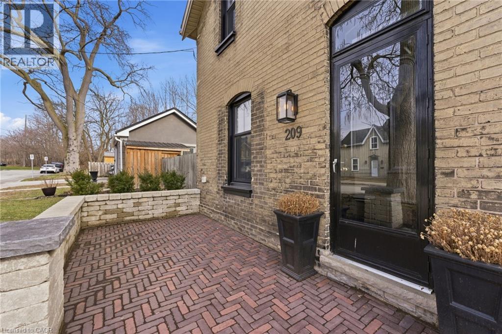 209 William Street, Brantford, Ontario  N3T 3L6 - Photo 2 - 40813783
