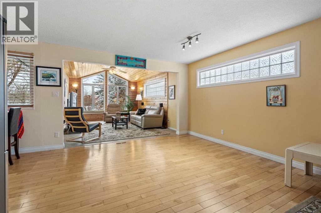 660 Oakwood Place Sw, Calgary, Alberta  T2V 0K5 - Photo 8 - A2290059