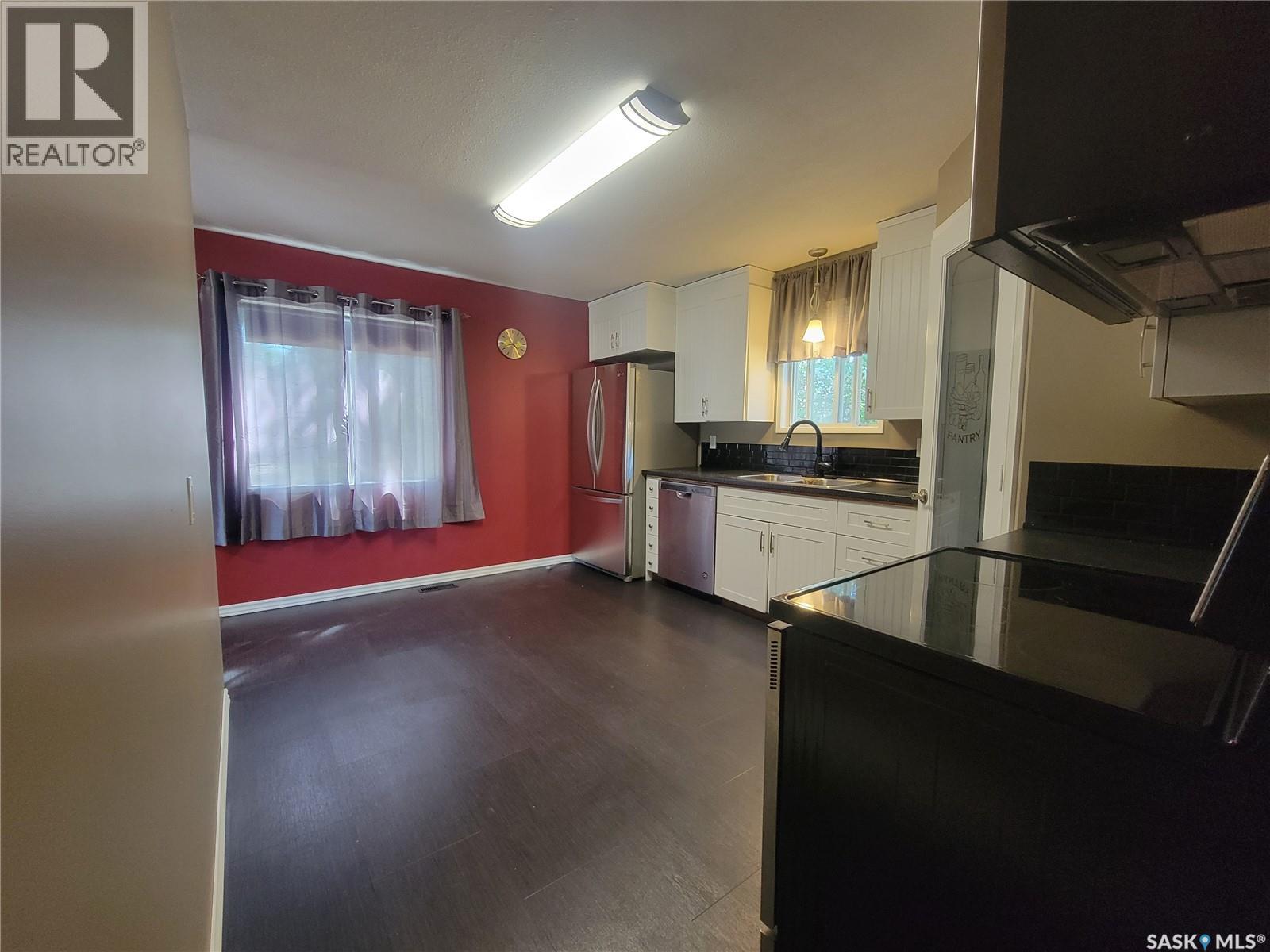 16 4th Avenue E, Neilburg, Saskatchewan  S0M 2C0 - Photo 4 - SK007629