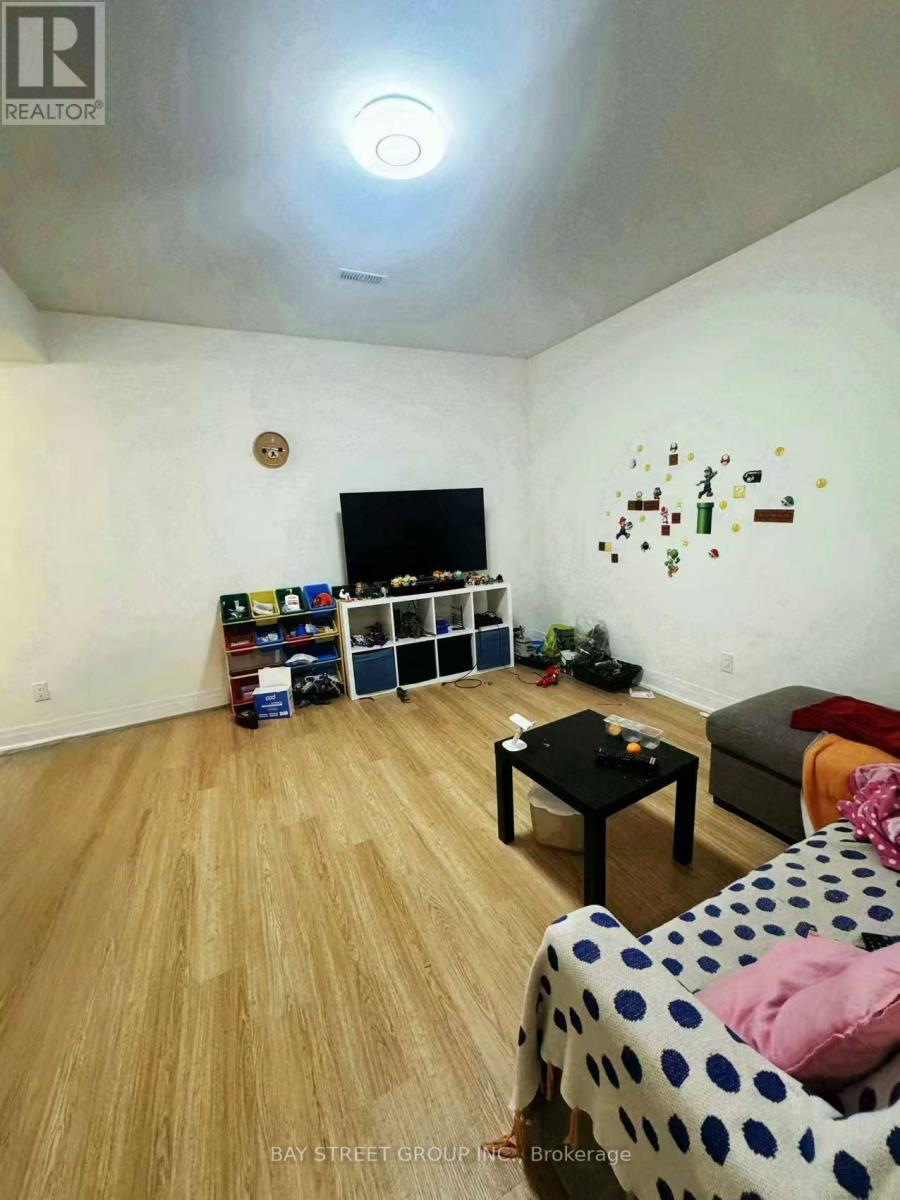 Main 82 Robert Eaton Avenue, Markham, Ontario  L3S 0G2 - Photo 4 - N12932490