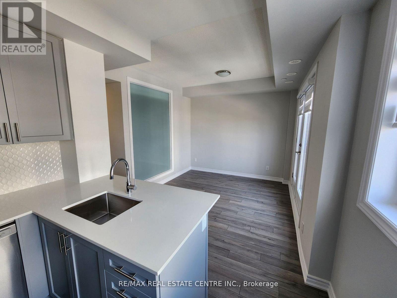 346 - 349 Wheat Boom Drive, Oakville, Ontario  L6H 7X5 - Photo 3 - W12932458