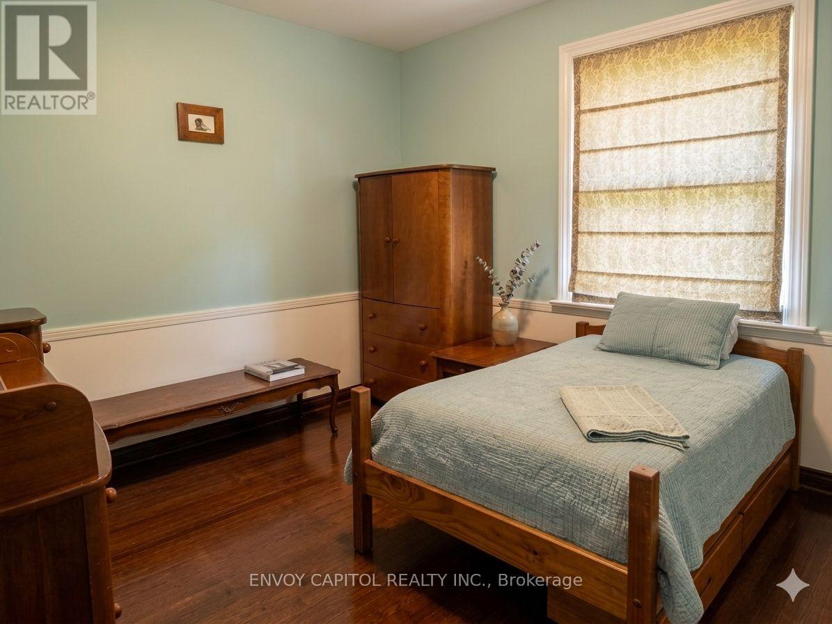 86 West Deane Park Drive, Toronto, Ontario  M9B 2S3 - Photo 13 - W12927142