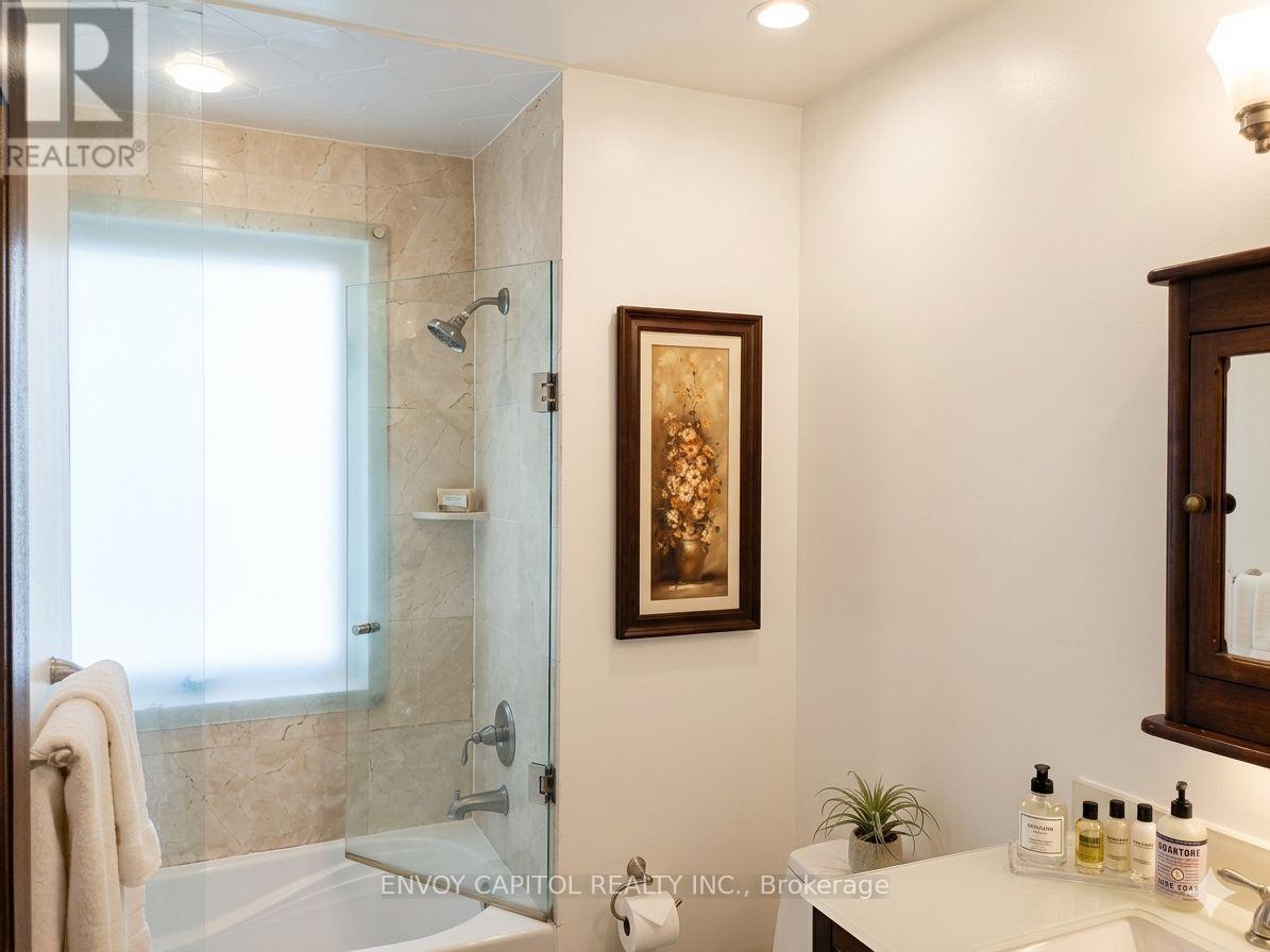 86 West Deane Park Drive, Toronto, Ontario  M9B 2S3 - Photo 9 - W12927142