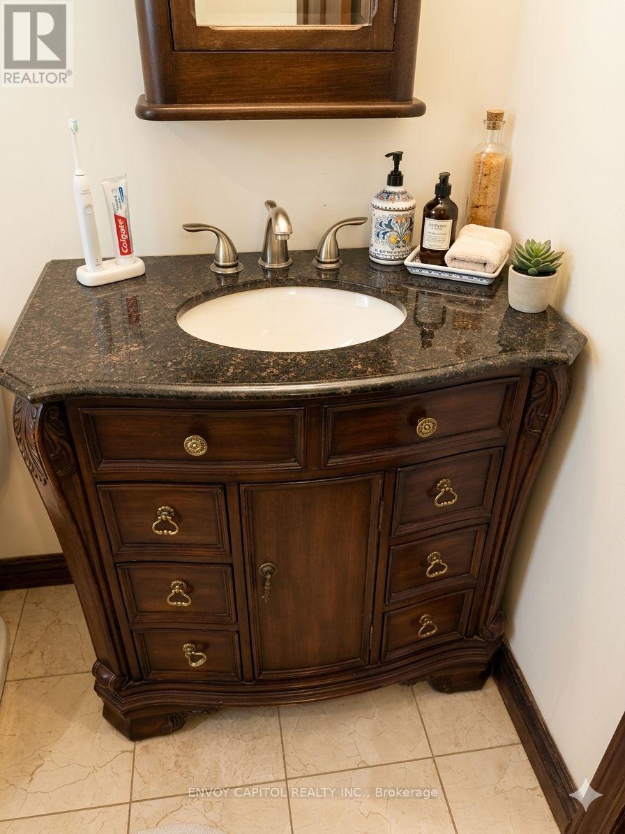 86 West Deane Park Drive, Toronto, Ontario  M9B 2S3 - Photo 10 - W12927142