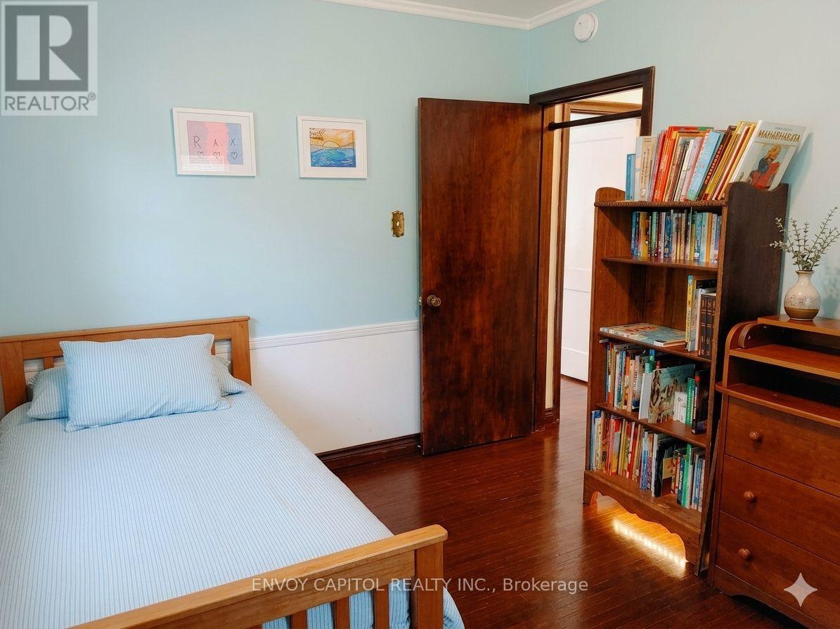 86 West Deane Park Drive, Toronto, Ontario  M9B 2S3 - Photo 11 - W12927142