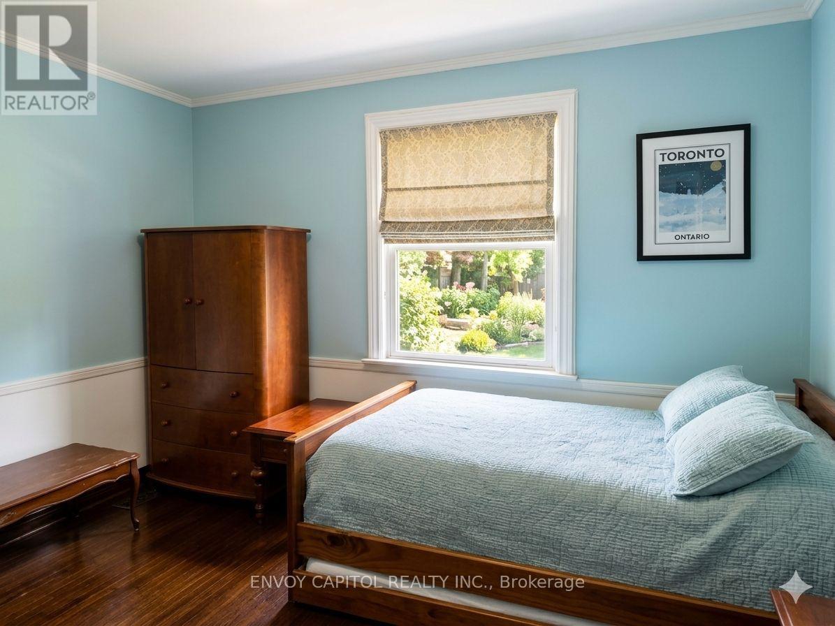 86 West Deane Park Drive, Toronto, Ontario  M9B 2S3 - Photo 12 - W12927142