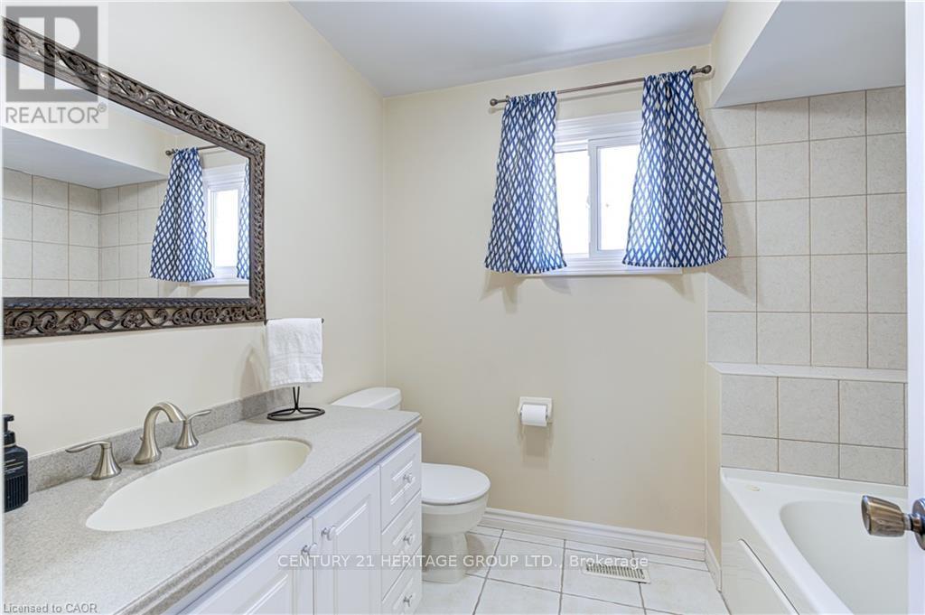 2325 Montgomery Drive, Burlington, Ontario  L7P 4J9 - Photo 26 - W12932510