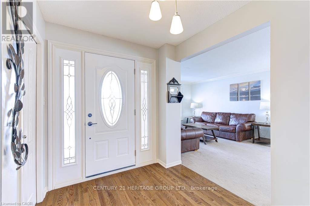 2325 Montgomery Drive, Burlington, Ontario  L7P 4J9 - Photo 7 - W12932510