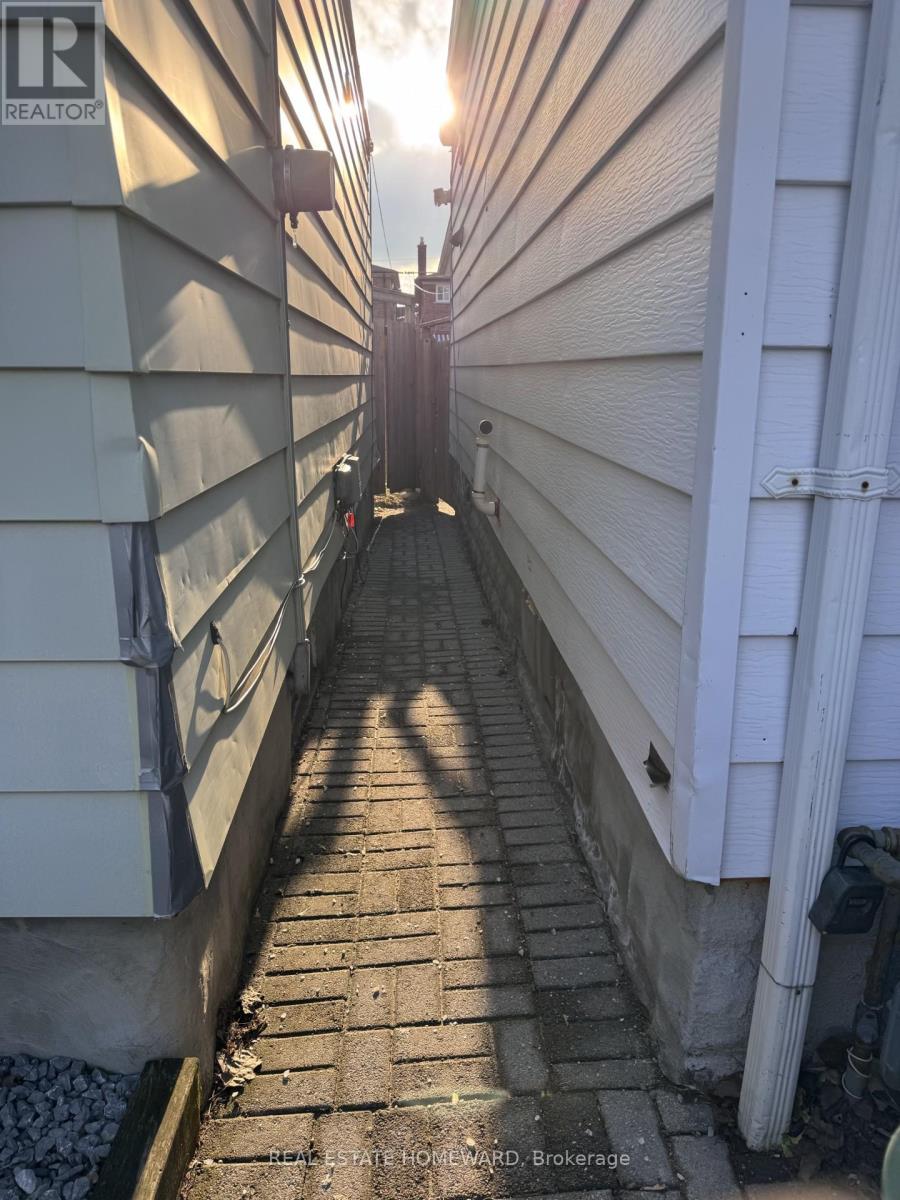 3 Bsmt - 20 Robinson Avenue, Toronto, Ontario  M1L 3S7 - Photo 24 - E12907092