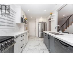 27 WOODSVIEW AVENUE, Toronto, Ontario