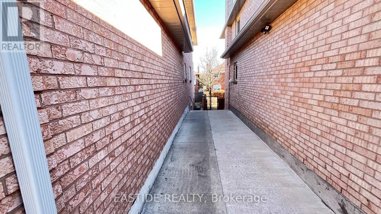 21 Woodstone Avenue, Richmond Hill, Ontario  L4S 1H3 - Photo 2 - N12932524