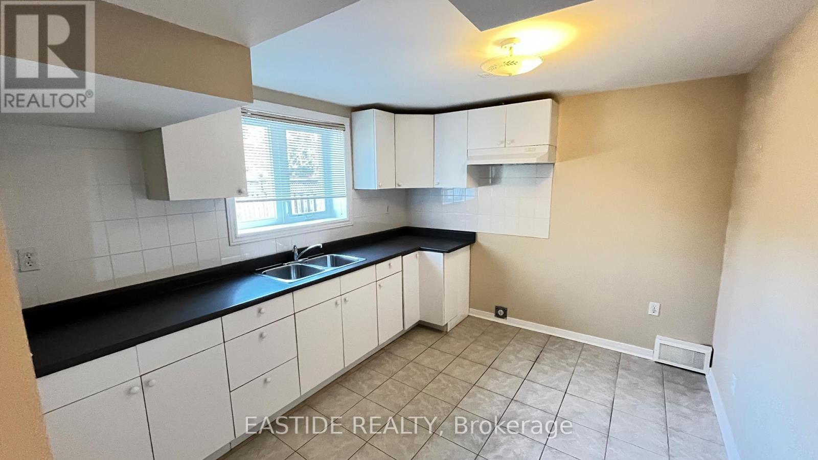 21 Woodstone Avenue, Richmond Hill, Ontario  L4S 1H3 - Photo 6 - N12932524