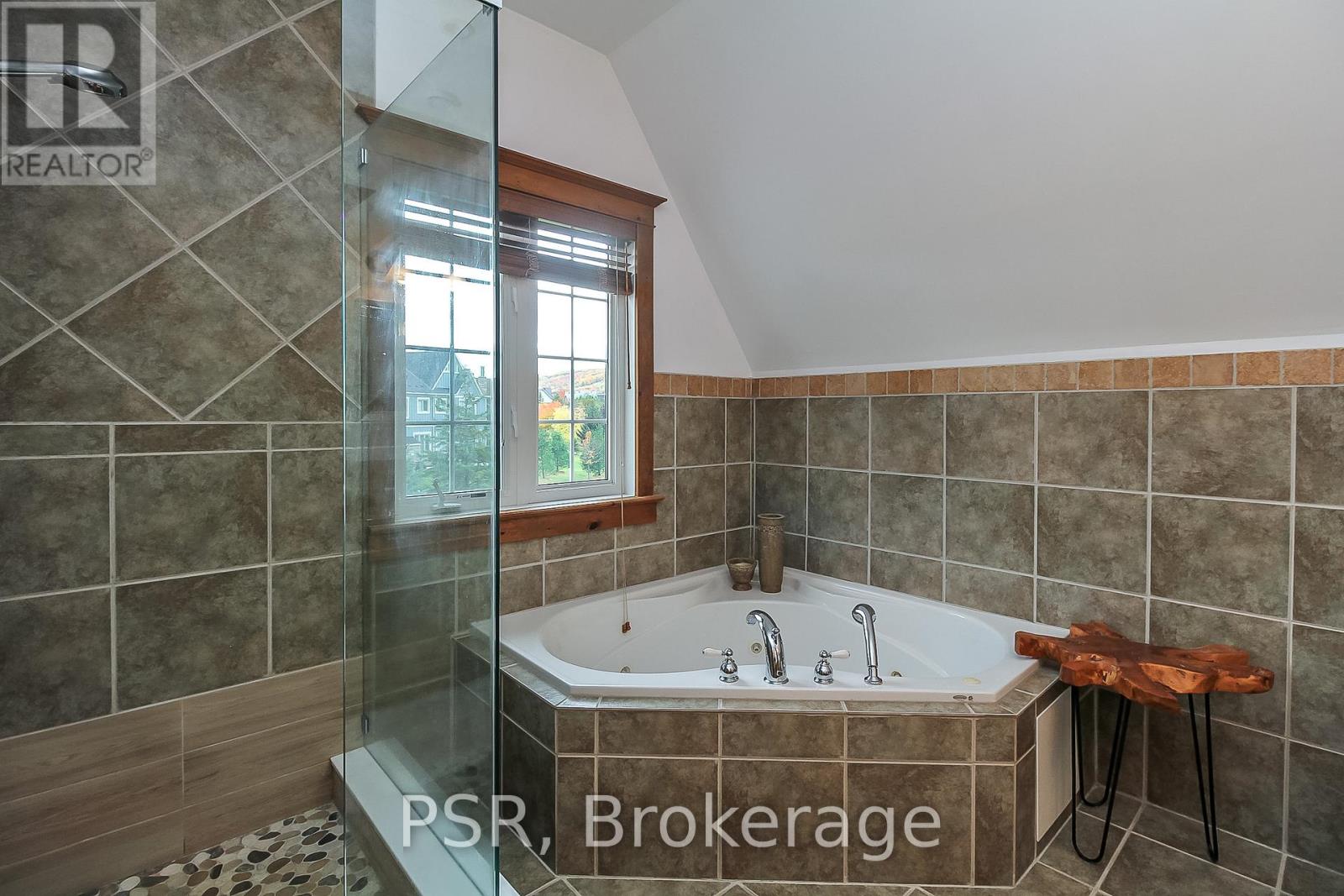 145 Snowbridge Way, Blue Mountains, Ontario  L9Y 0V1 - Photo 23 - X12932590