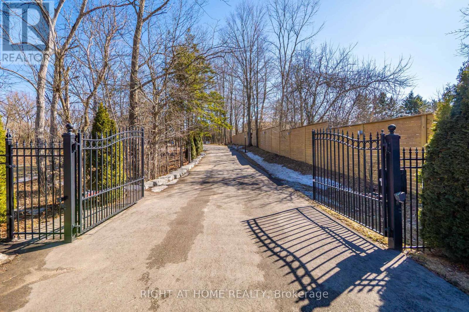 661 Wellington Street W, Aurora, Ontario  L4G 6J7 - Photo 2 - N12931326