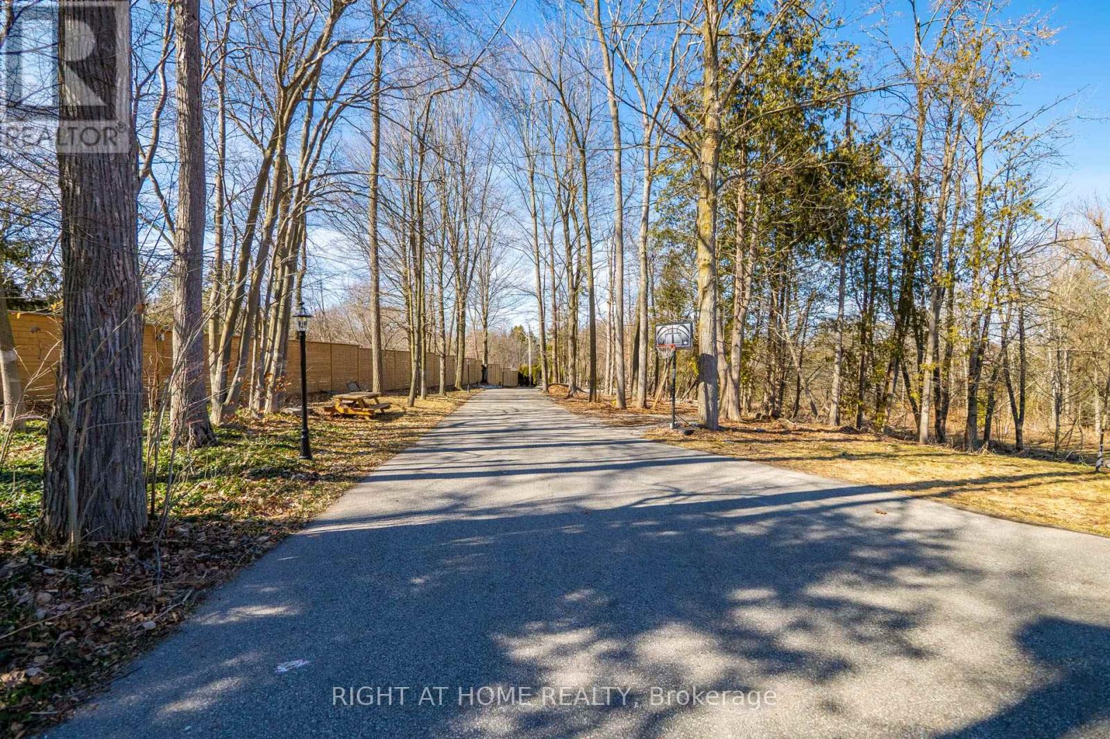 661 Wellington Street W, Aurora, Ontario  L4G 6J7 - Photo 3 - N12931326