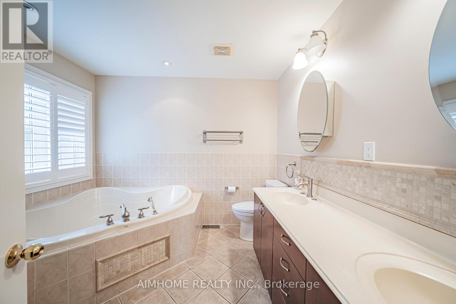 1132 Woodington Lane, Oakville, Ontario  L6H 7T9 - Photo 10 - W12932642