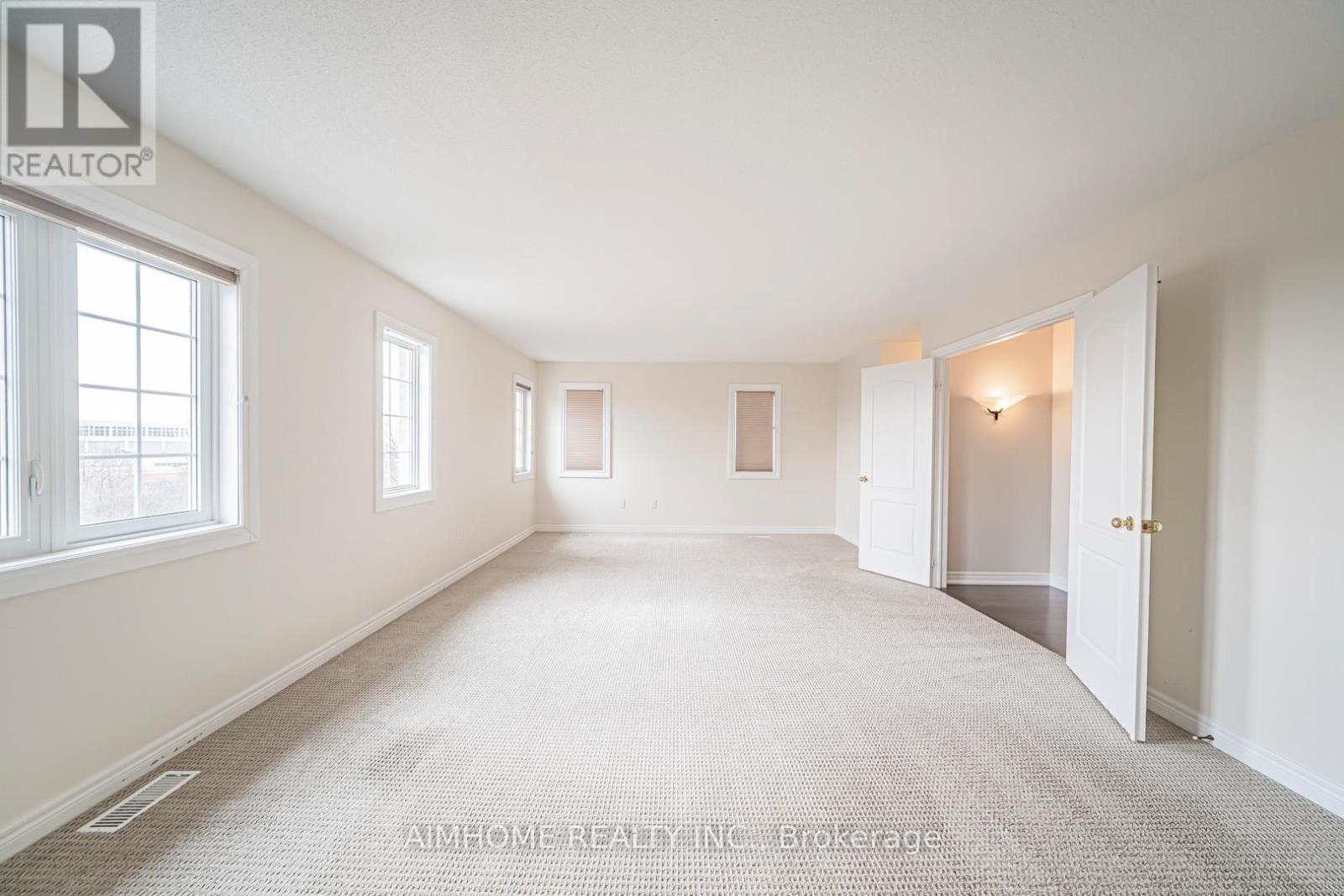 1132 Woodington Lane, Oakville, Ontario  L6H 7T9 - Photo 9 - W12932642